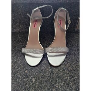 BETSEY JOHNSON Womens Broadway Silver Satin Crystal AnkleStrap Heel Pump Sz 9.5B